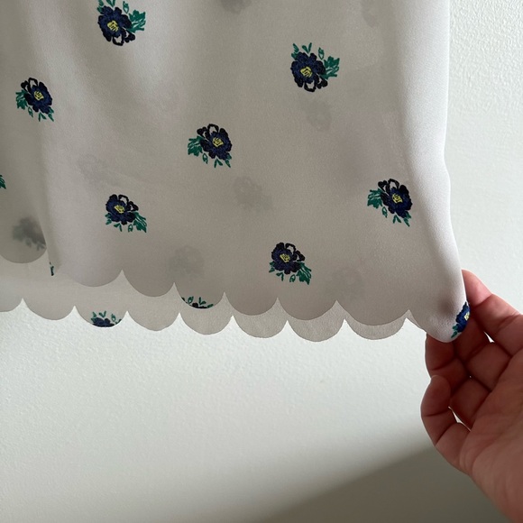 Banana Republic scalloped detail blouse - Picture 5 of 6